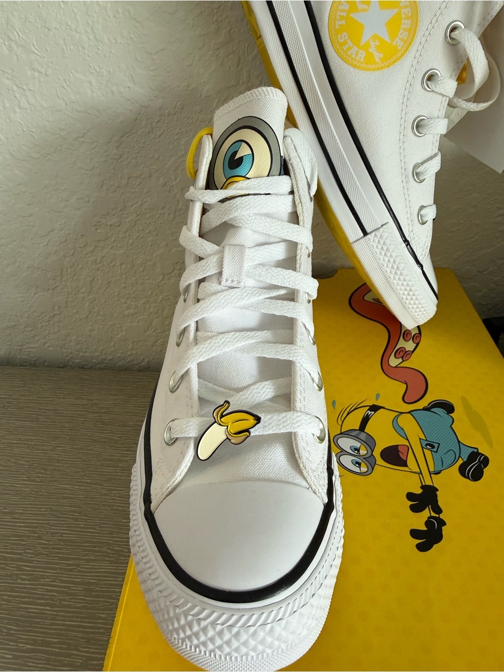New womens Converse White & Yellow Minions High-Top shoes, backpack - Picture 3 of 7